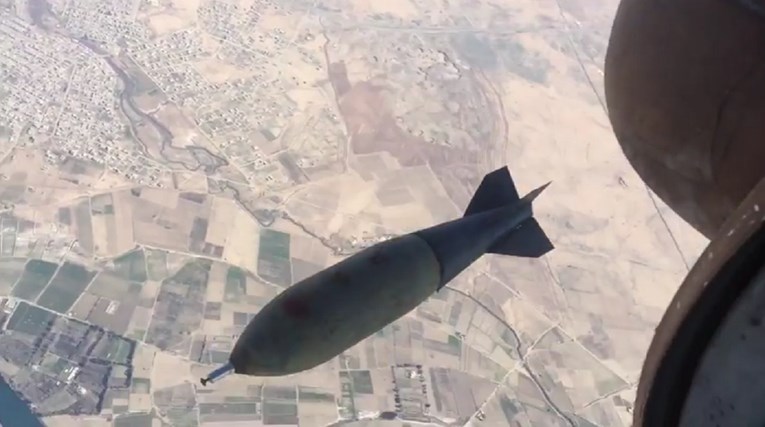 VIDEO Pogledajte kako izgleda bacanje bombi na džihadiste snimljeno iz aviona