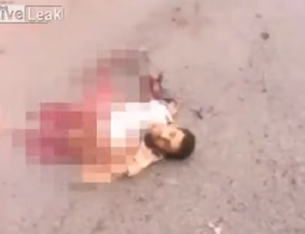 UZNEMIRUJUĆI VIDEO: Bombašu samoubojici bomba eksplodirala ranije i raspolovila ga nasred ceste