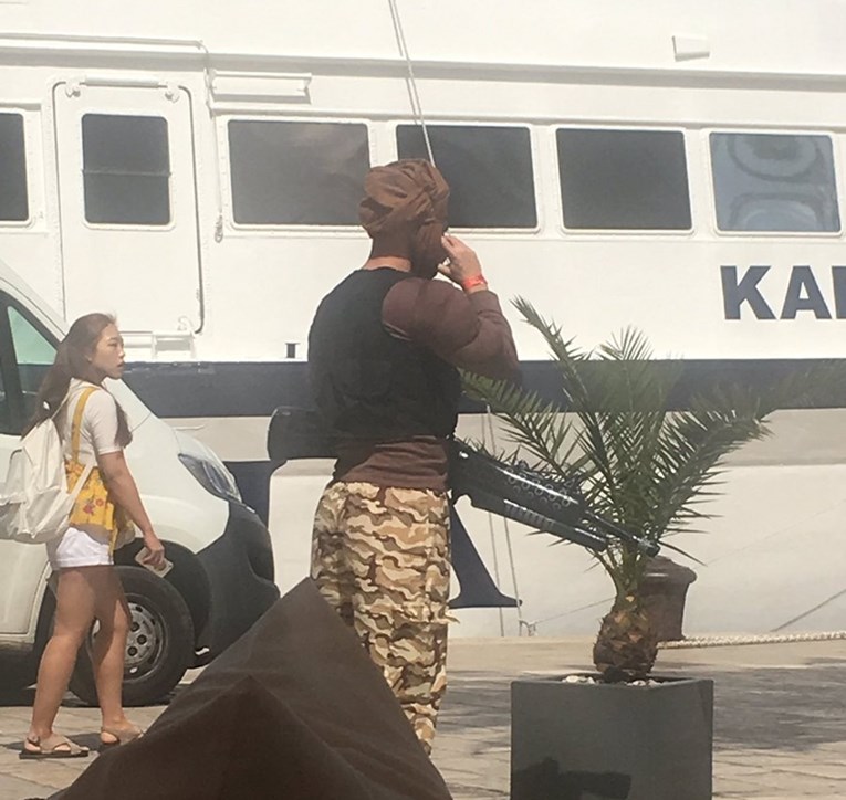 FOTO Tip odjeven kao terorist prošetao Hvarom i šokirao sve prisutne