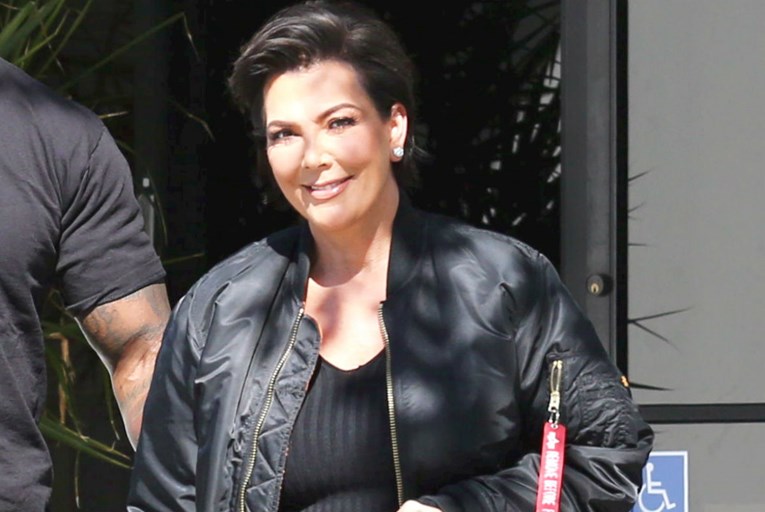 Moda ne poznaje godine: 61-godišnja Kris Jenner odlično nosi bombericu