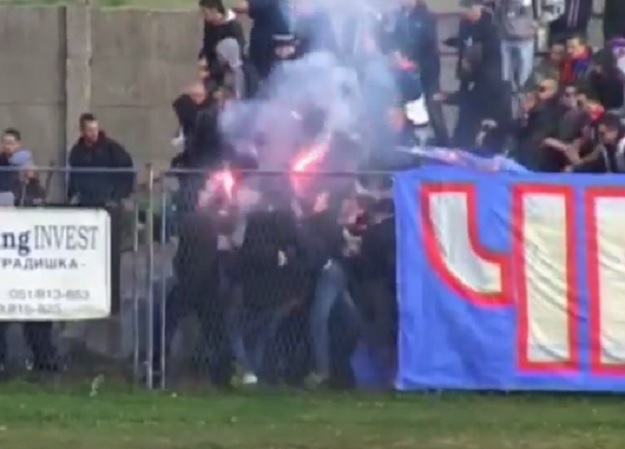 VIDEO Brutalna tučnjava navijača i policije prekinula derbi druge lige BiH
