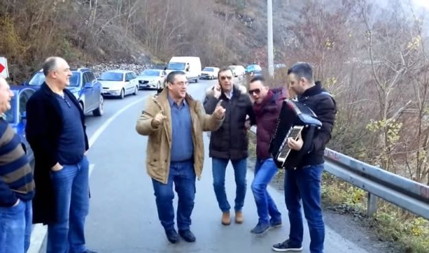 Urnebesni video iz Bosne: Zapeli su u koloni, a onda je netko izvukao harmoniku...