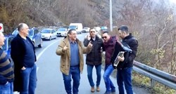 Urnebesni video iz Bosne: Zapeli su u koloni, a onda je netko izvukao harmoniku...