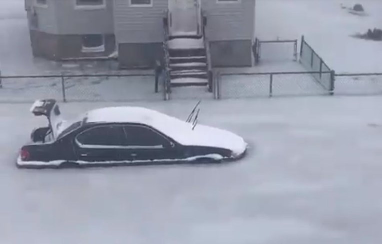 Led zarobio aute na cesti kod Bostona, pogledajte snimku