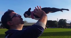 Ovaj pas pretvara se u pravog malog Supermana, kada želi poljubac od svog vlasnika