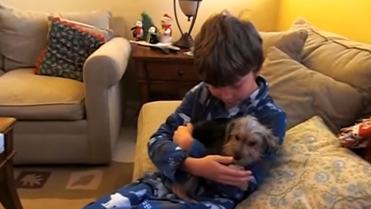 VIDEO Dječak je dobio psića na dar, a njegova je reakcija nešto što će vam uljepšati dan
