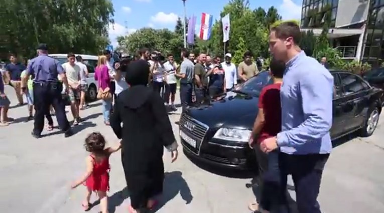 VIDEO Žena s djetetom u Zagrebu stala pred auto novog ministra policije