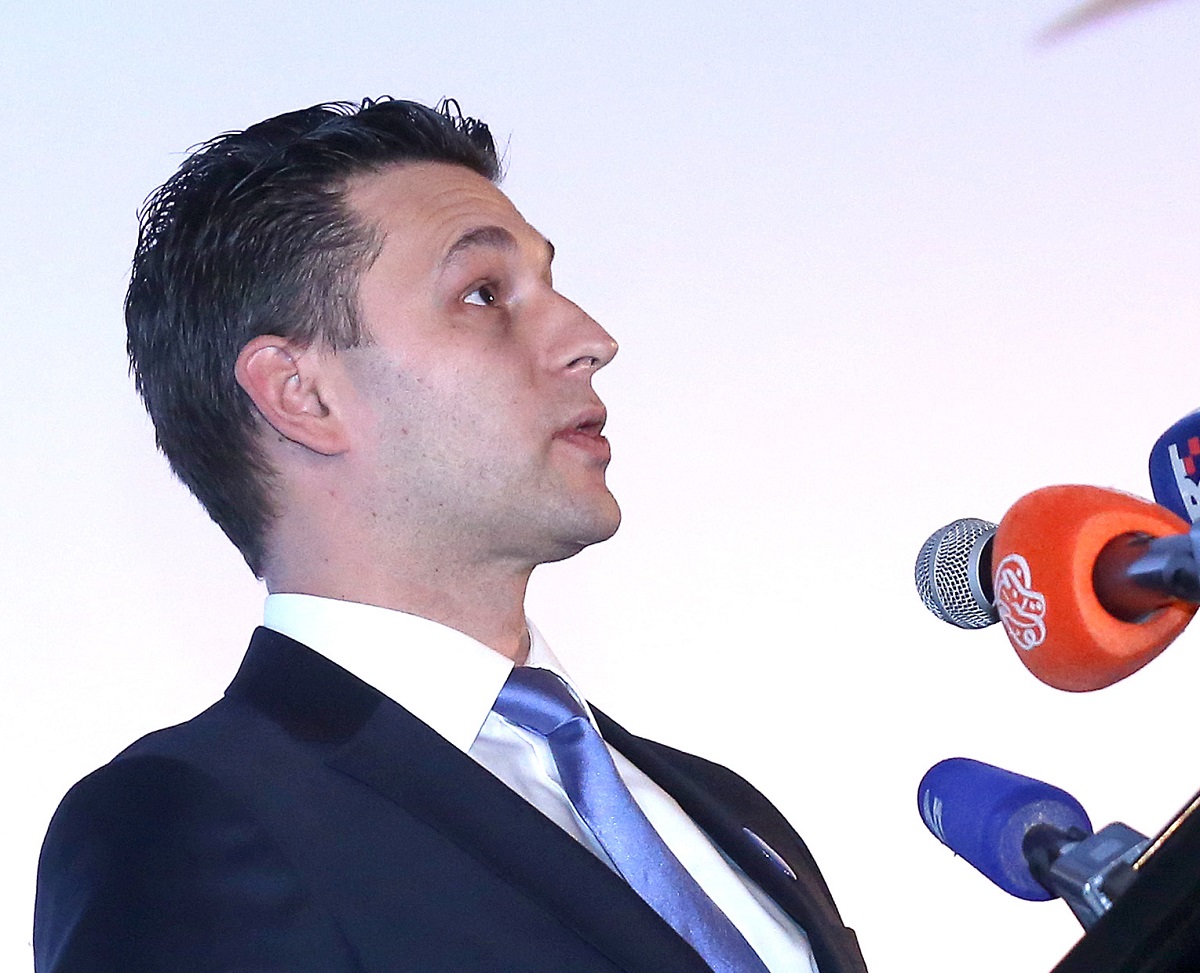Kandidat za šefa Mosta tvrdi da je Petrov prezauzet vođenjem Sabora