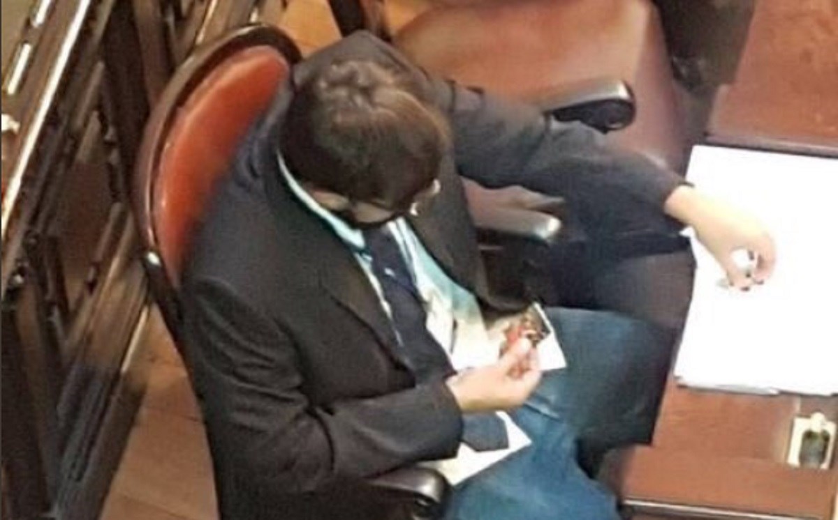 Ulovile ih kamere: Zastupnici se na hitnoj sjednici mijenjali za sličice Modrića i ekipe