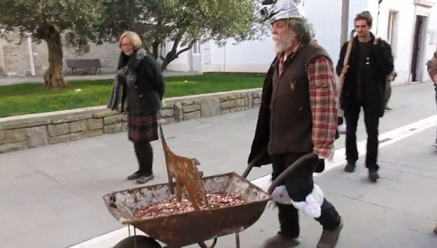 Slovenski umjetnik Brecelj iz protesta pred općinsku zgradu istresao 500 eura u kovanicama