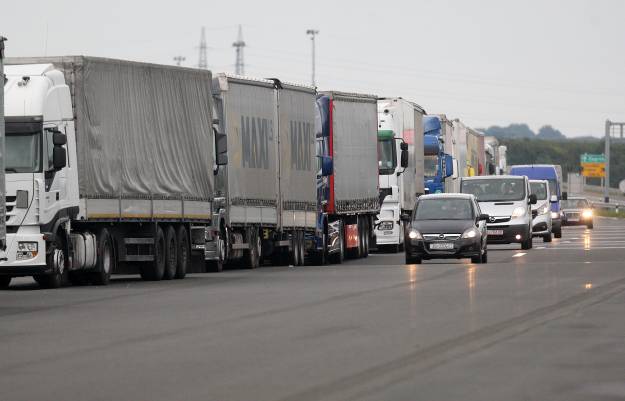 Zbog izbjeglica zatvoreni granični prijelazi sa Srbijom, osim na Bajakovu gdje je kolona od 11 km