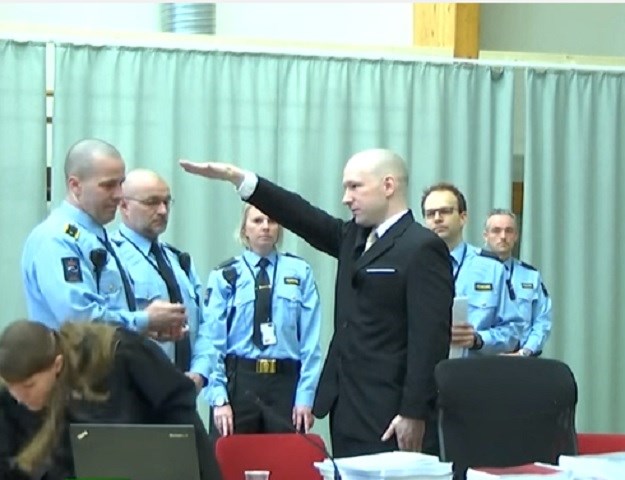 VIDEO Anders Breivik okupljene u sudnici pozdravio nacističkim pozdravom