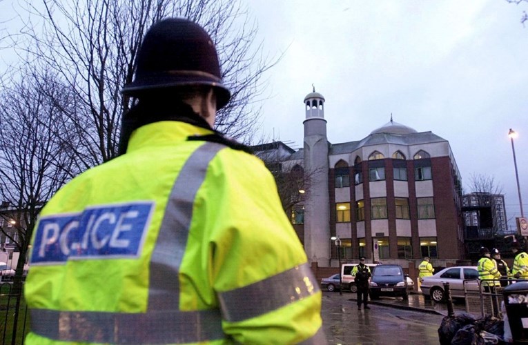 Policija ne zna je li muškarac ispred džamije Londonu preminuo od posljedica napada
