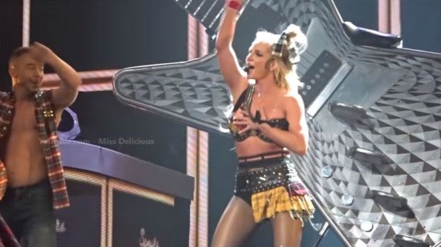 VIDEO Britney se usred nastupa otkopčao grudnjak