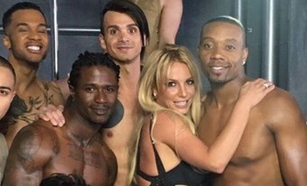 Procurile fotke: Britney Spears u klinču s desetak polugolih muškaraca