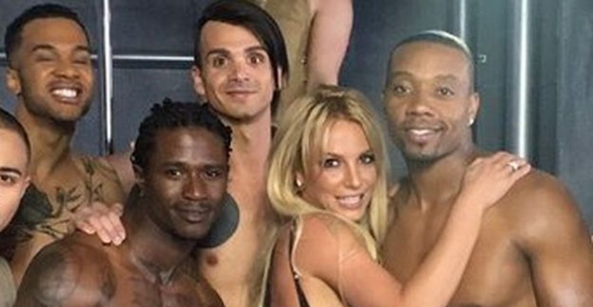 Procurile fotke: Britney Spears u klinču s desetak polugolih muškaraca