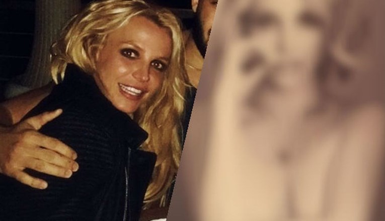 FOTO Britney Spears pozirala samo u toplesu