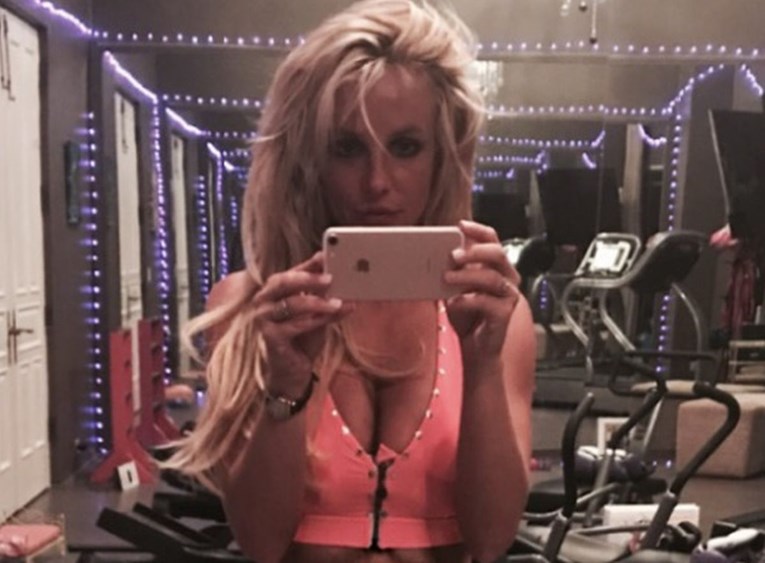 FOTO Britney Spears istezala se u vrućim hlačicama i pokazala da nikad nije bila više seksi