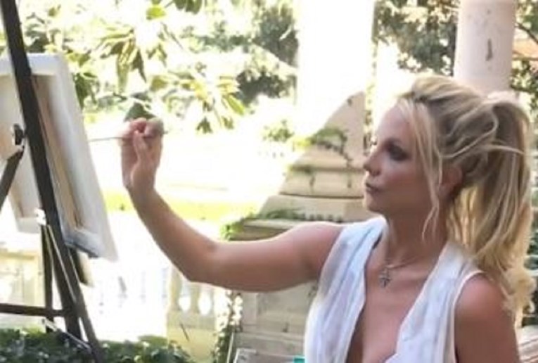 VIDEO Britney Spears slika cvijeće na terasi "s cicama na izvol´te", iznenadit će vas što sluša usput