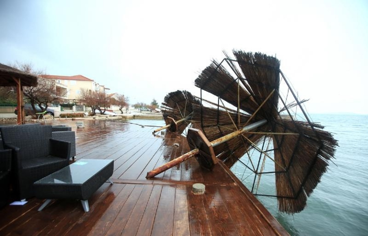 FOTO Jugo razvalilo obalu u Brodarici kod Šibenika