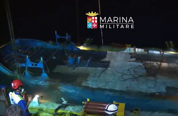 VIDEO Talijanska mornarica provela povijesnu operaciju izvlačenja broda sa stotinama tijela migranata