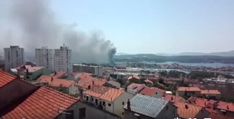 VIDEO Požar u šibenskom brodogradilištu pod kontrolom