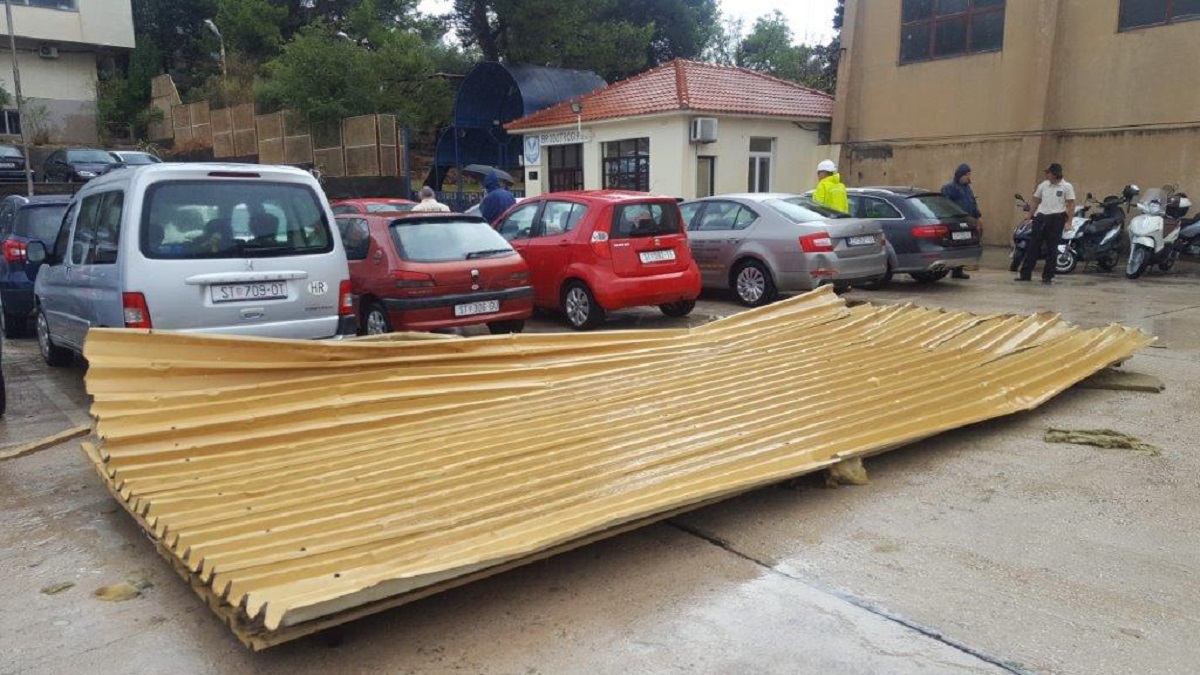 FOTO Olujni vjetar u Trogiru odvalio krov sa skladišta i bacio ga po automobilima