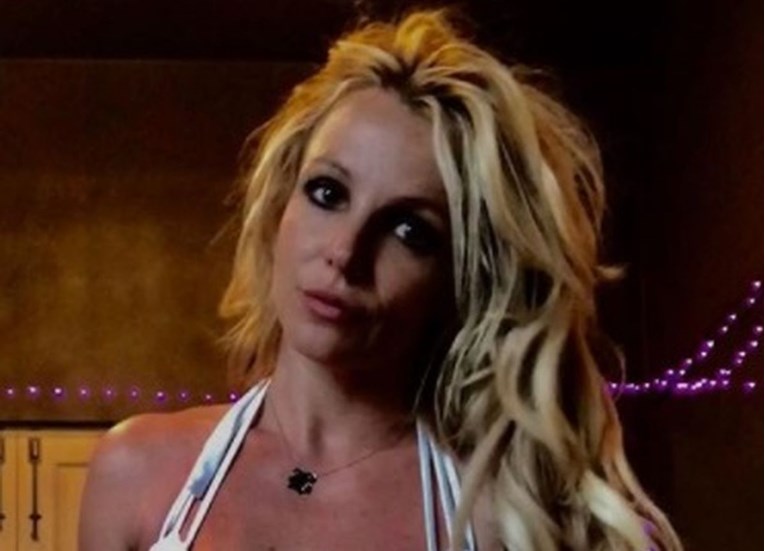 FOTO Britney Spears pozirala u bijelom bikiniju i pokazala savršeno tijelo