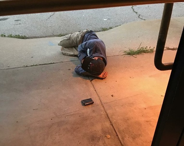 VIDEO Beskućnik je spavao ispred azila u nadi da će pronaći svog jedinog prijatelja