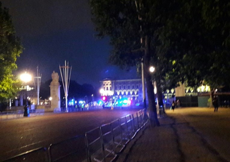 NOVI NAPAD Pred Buckinghamskom palačom napao policajce nožem