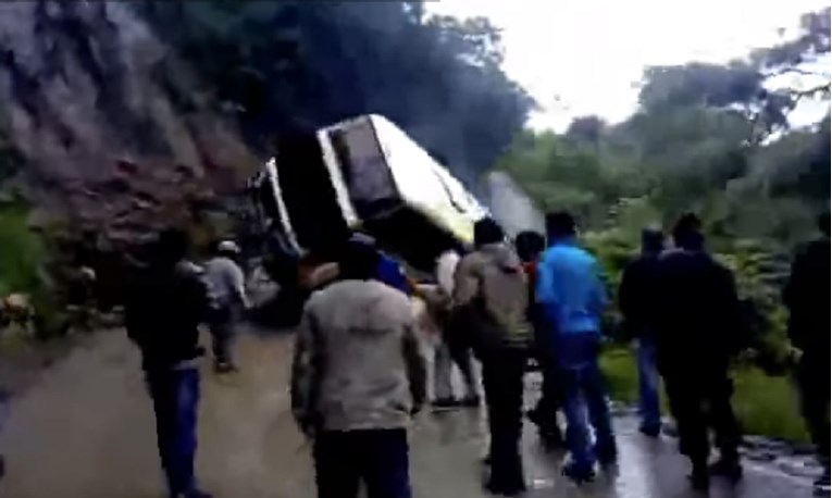Teška nesreća u Gvatemali, autobus se srušio u provaliju, najmanje osam osoba poginulo