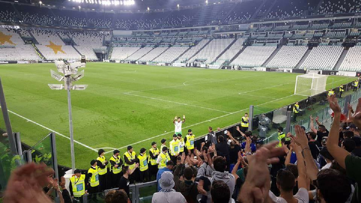 VELIKI GIGI Cijela se momčad Juvea nakon poraza razbježala, a Buffon je sam otišao do navijača Lazija i zahvalio im se