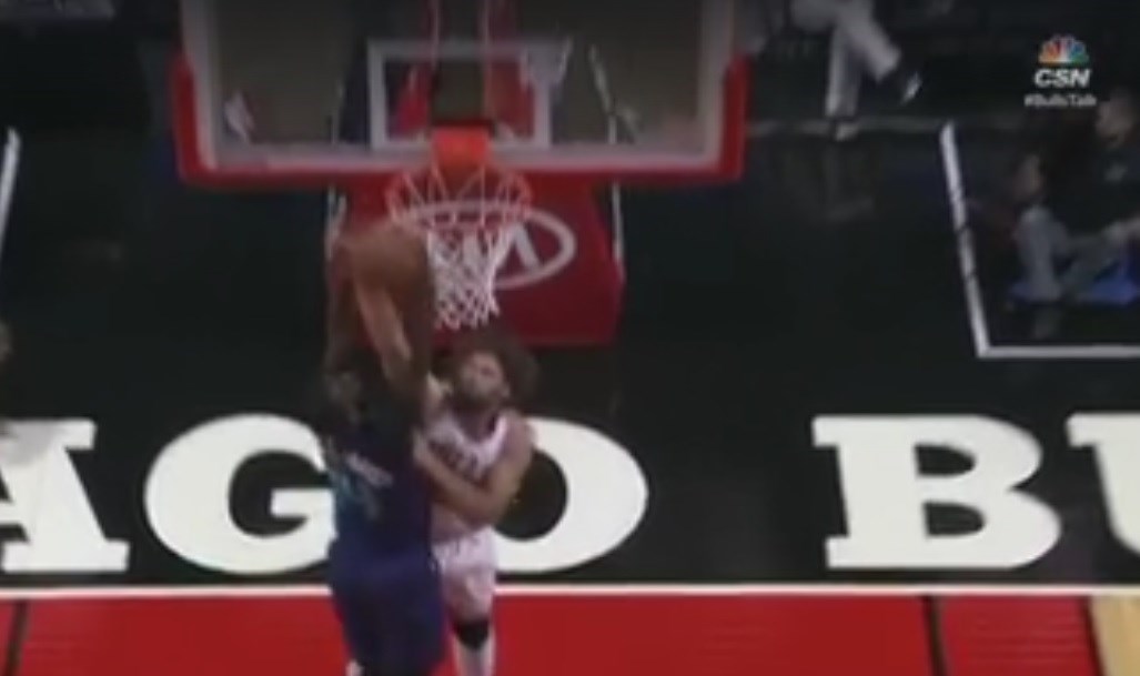 VIDEO Centar Bullsa monstruoznom dvostrukom blokadom srušio internet