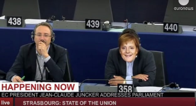 Navukao masku Angele Merkel i prekinuo govor predsjednika Europske komisije