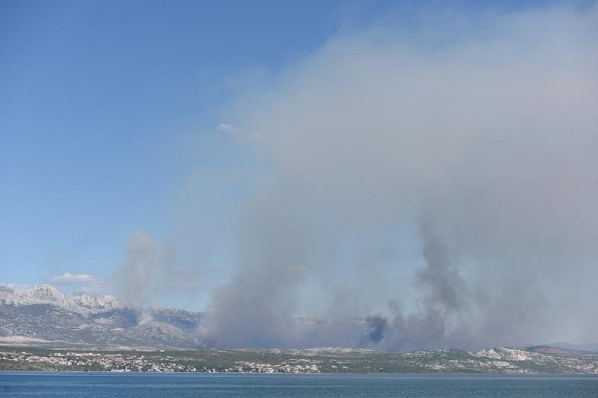 Na Jadranu će i dalje puhati jaka bura, vatrogascima neće biti lako