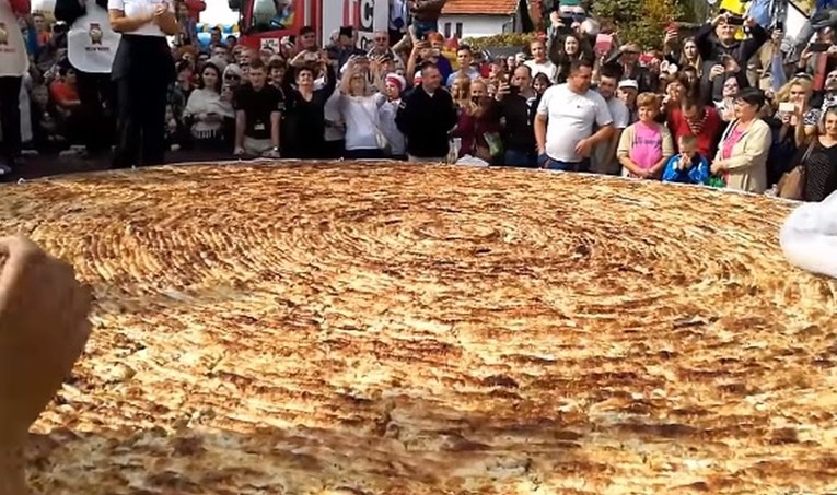 VIDEO U Tuzli napravili najveći burek i najveću porciju ćevapa