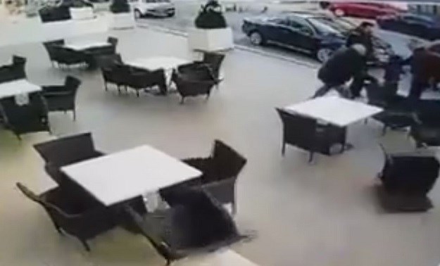 VIDEO Hit dana: Bura u Makarskoj u par sekundi počistila stolove i natjerala prolaznika u bijeg