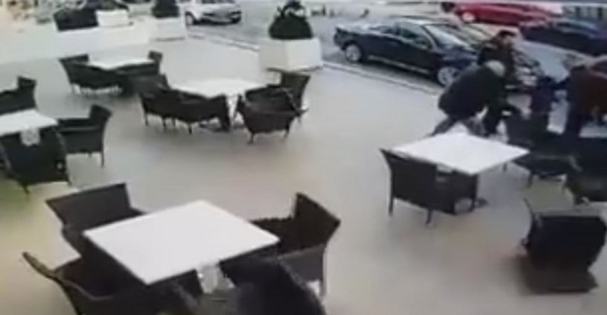 VIDEO Hit dana: Bura u Makarskoj u par sekundi počistila stolove i natjerala prolaznika u bijeg