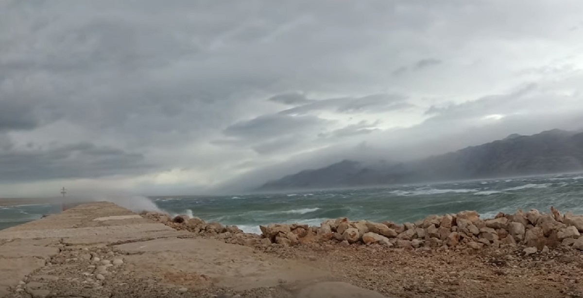 VIDEO Pogledajte kako bura dere po obali