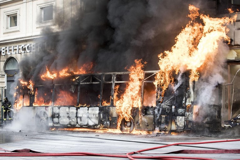VELIKI POŽAR U SREDIŠTU RIMA Autobus se zapalio i eksplodirao