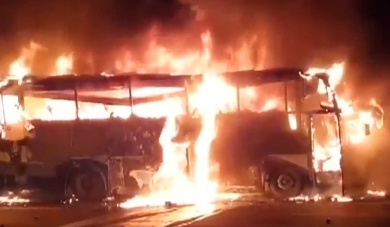 VIDEO U Tajlandu izgorio autobus, najmanje 20 poginulih
