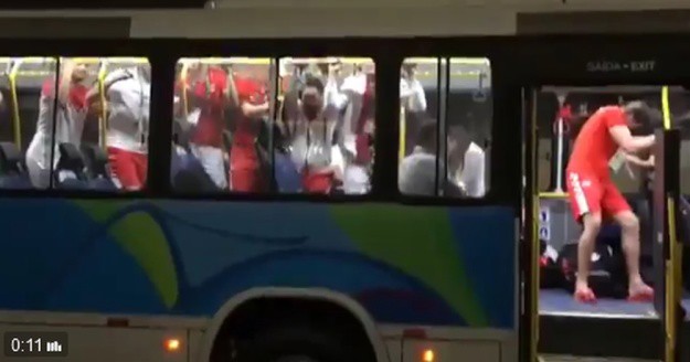HRVATSKI KOŠARKAŠI RASTURILI ŠPANJOLCE I AUTOBUS Pogledajte pobjednički tulum u busu
