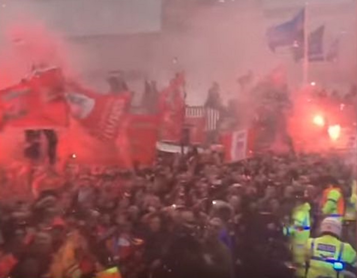 VIDEO IZ BUSA POD PALJBOM Pepov asistent snima dok oko njega lupaju projektili navijača Liverpoola