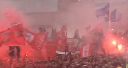 VIDEO IZ BUSA POD PALJBOM Pepov asistent snima dok oko njega lupaju projektili navijača Liverpoola