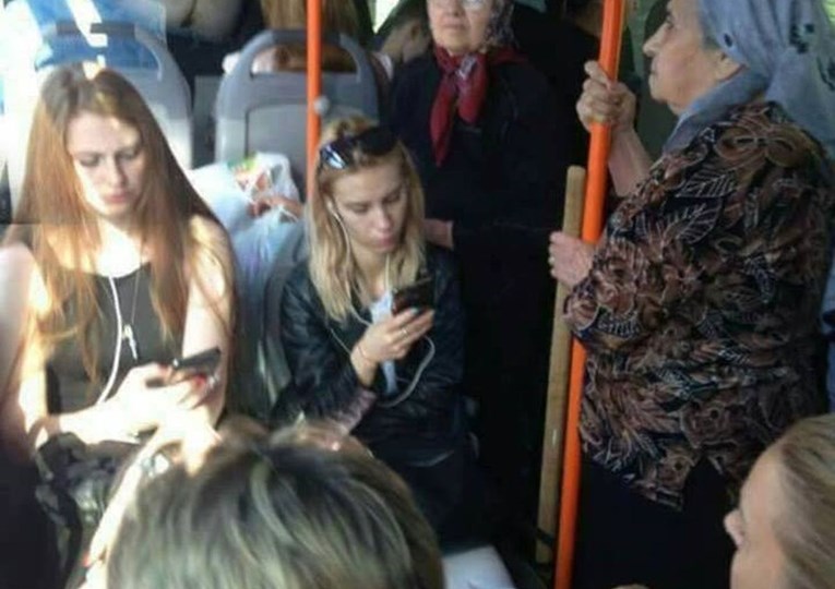 Scena iz autobusa o kojoj bruji Srbija: Je li gora gola stražnjica ili ponašanje cura s fotke?