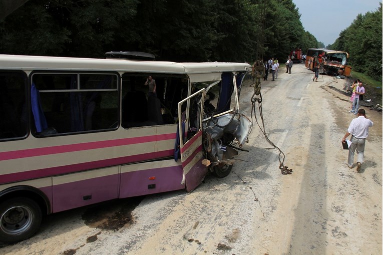 Najmanje 13 osoba poginulo u frontalnom sudaru dvaju autobusa u Argentini
