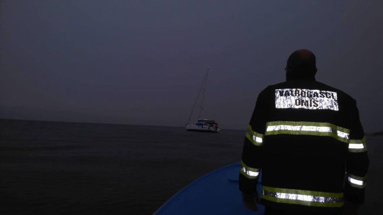 Vatrogasci u Omišu spasili četvero stranaca s nasukane jedrilice