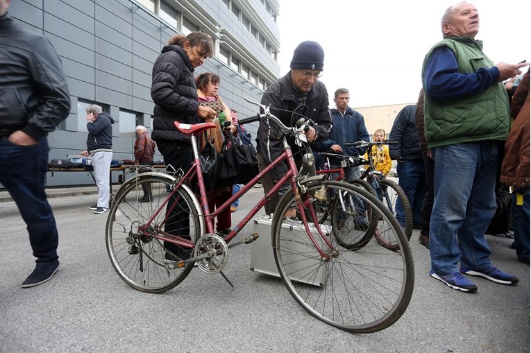VIDEO, FOTO Održana rasprodaja pronađenih stvari, planuli stari mobiteli i bicikli