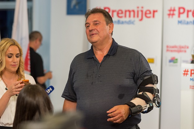 FOTO Čačić kod Bandića došao kao RoboCop: Šipka stolca probila mu tetivu