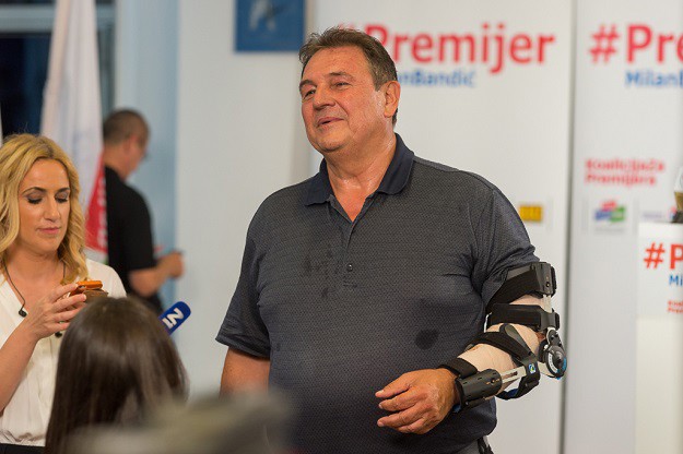 FOTO Čačić kod Bandića došao kao RoboCop: Šipka stolca probila mu tetivu